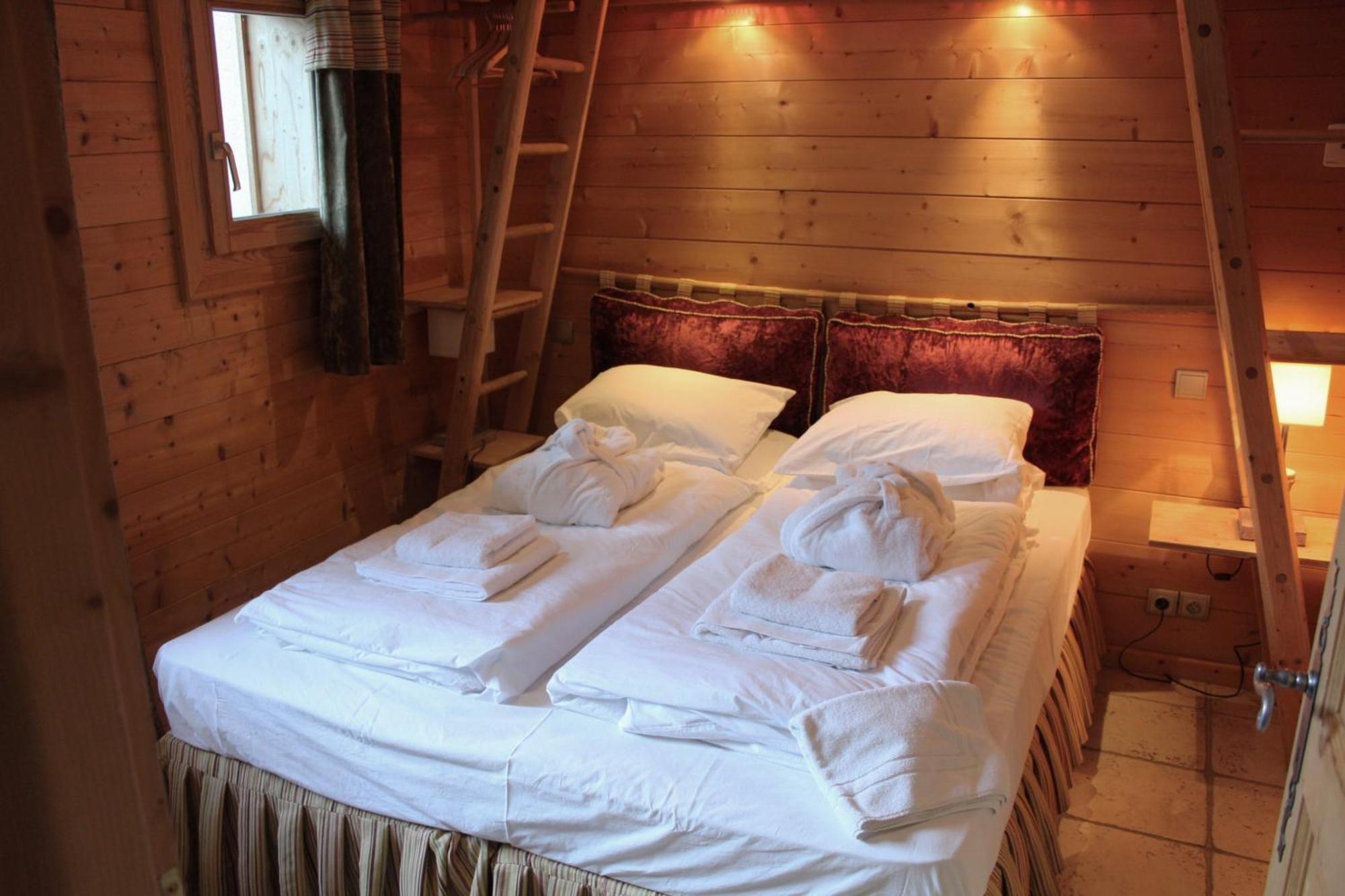Cosy 4 Bedroom Chalet With Hot Tub Saint-Marcel  Extérieur photo