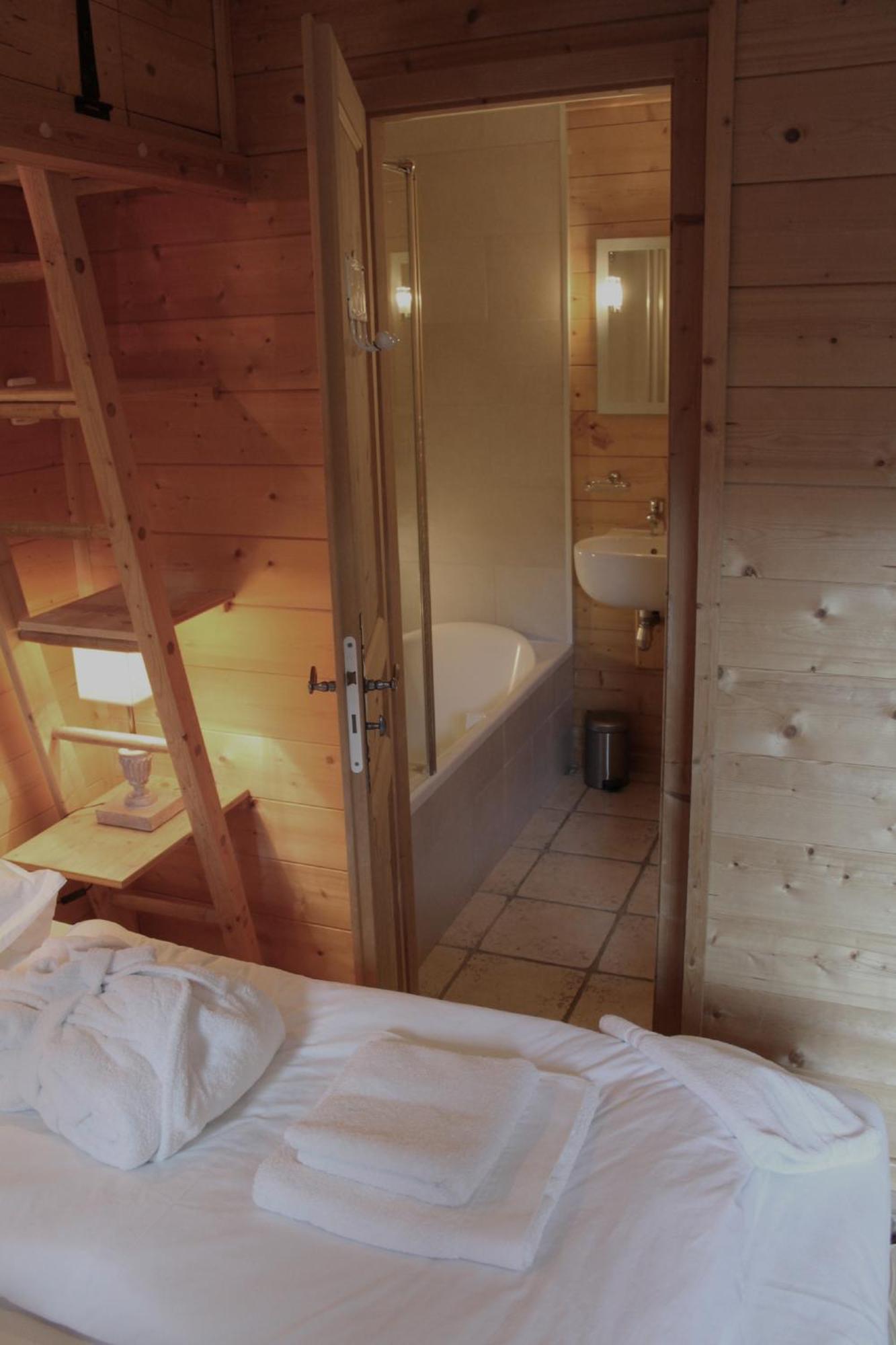 Cosy 4 Bedroom Chalet With Hot Tub Saint-Marcel  Extérieur photo