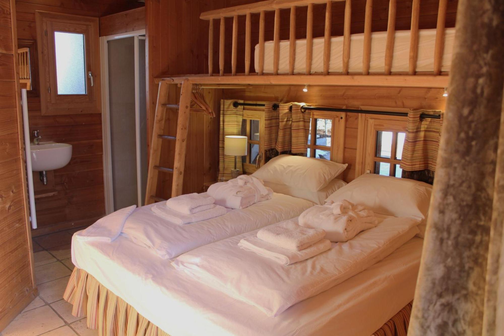 Cosy 4 Bedroom Chalet With Hot Tub Saint-Marcel  Extérieur photo