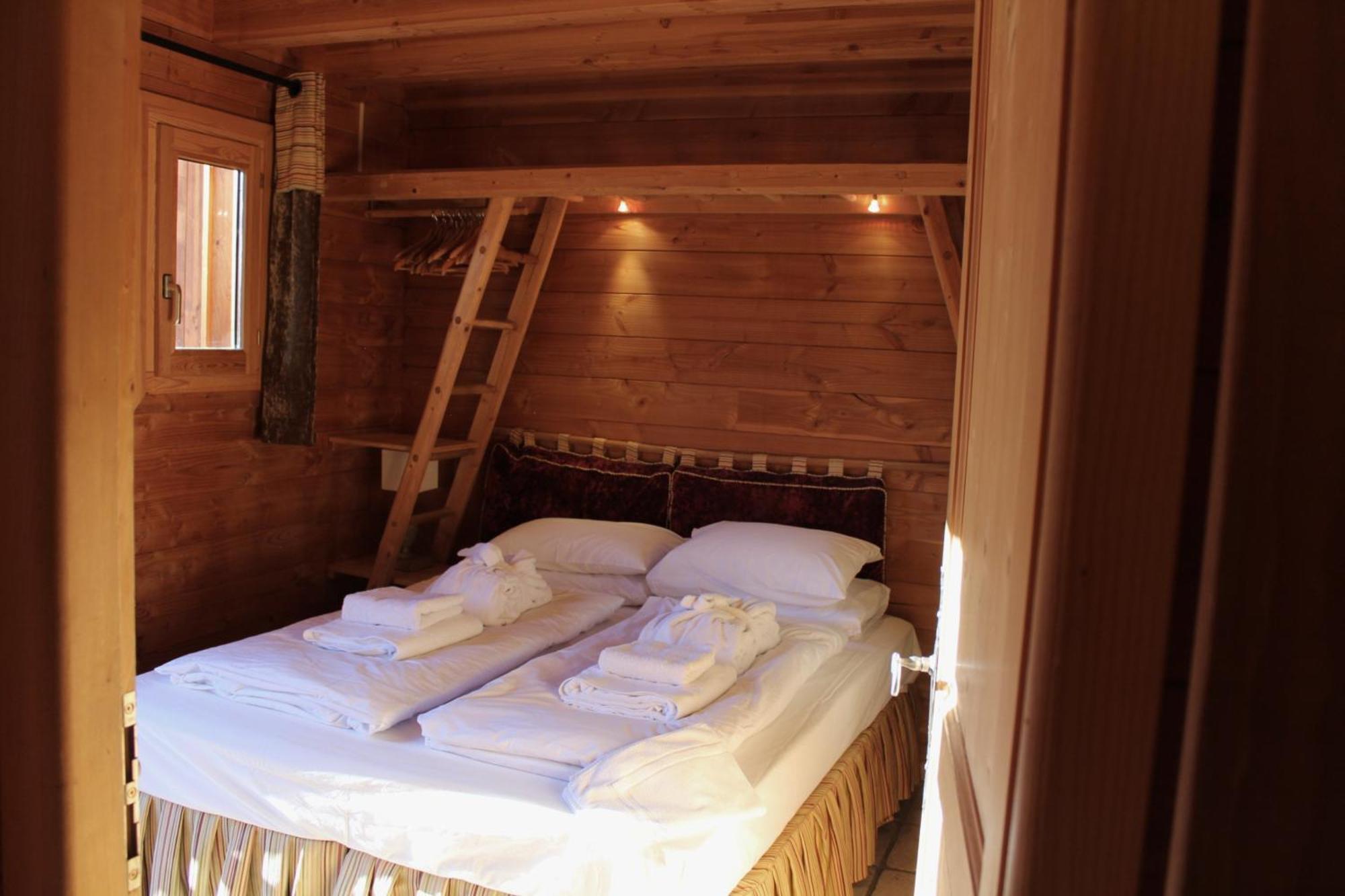 Cosy 4 Bedroom Chalet With Hot Tub Saint-Marcel  Extérieur photo